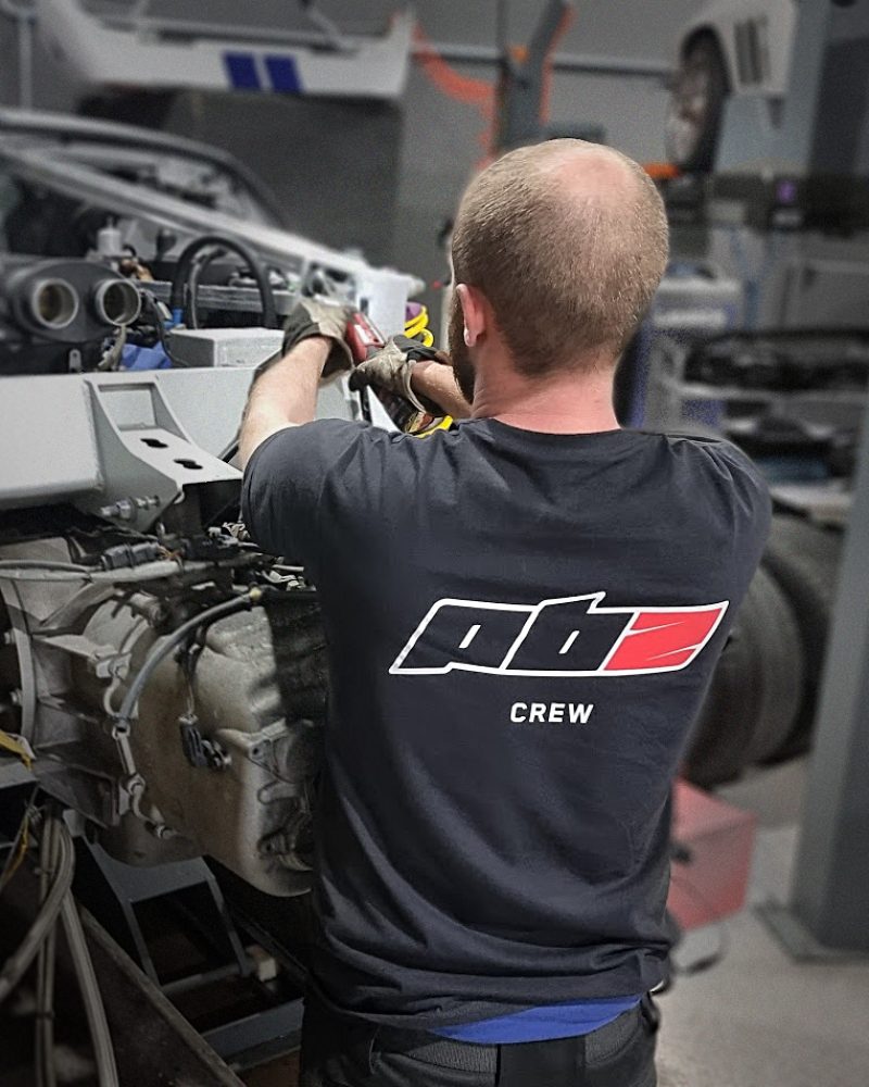 pbz-arbete Anställd hos PBZ meckar med en bil